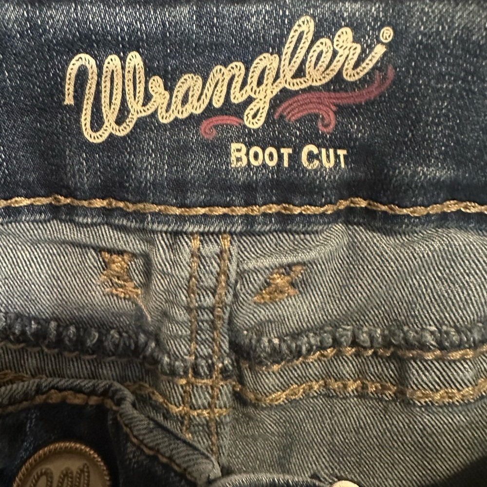 Wrangler Women's Boot Cut Jeans in Medium Blue size 1/2x32 - Picture 2 of 7